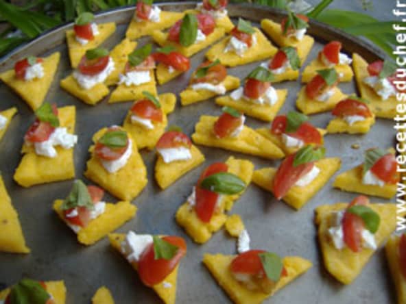 Bouchées de polenta au pesto chèvre et tomates cerises