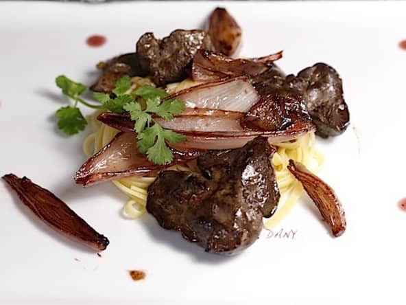 Foies de volaille et échalotes confites au vinaigre de pulpe de framboise