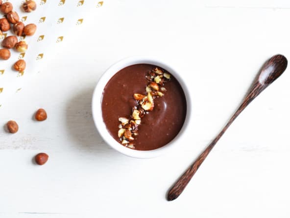 Crème banane, chocolat, noix de coco et pralinés