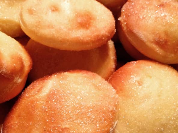 Petits beignets au sucre, au four, sans friture pour Mardi gras