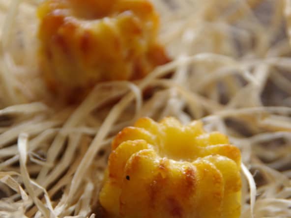 Minis cannelés aux tomates séchées, jambon et basilic