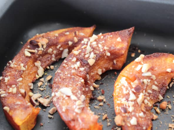 Potimarron rôti au miso et au beurre de cacahuète, amandes et noix de cajou grillées