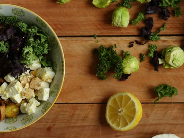 Bol végétarien de quinoa, choux de Bruxelles et champis caramélisés, serac au citron