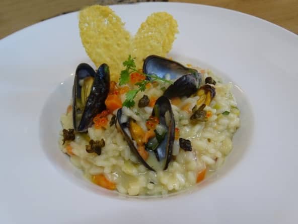 Risotto au jus de moules marinières, fleurs de câpres frites et chips de Grana Padano