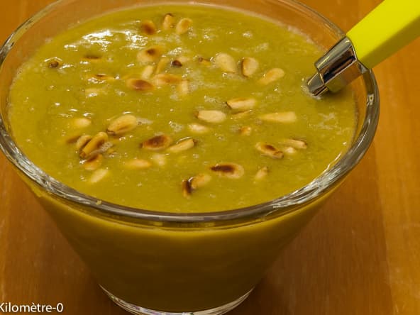 Soupe aux pois cassés et pignons de pin