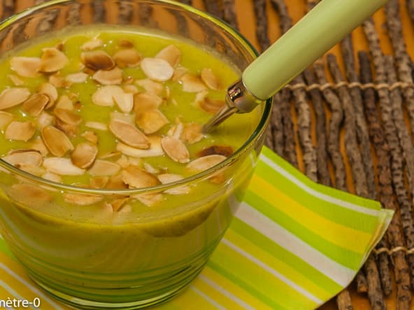 Soupe de brocolis à la ricotta et aux amandes