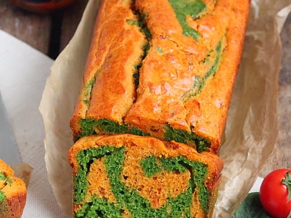 Cake marbré salé aux tomates et épinards pour l'apéritif ou en entrée