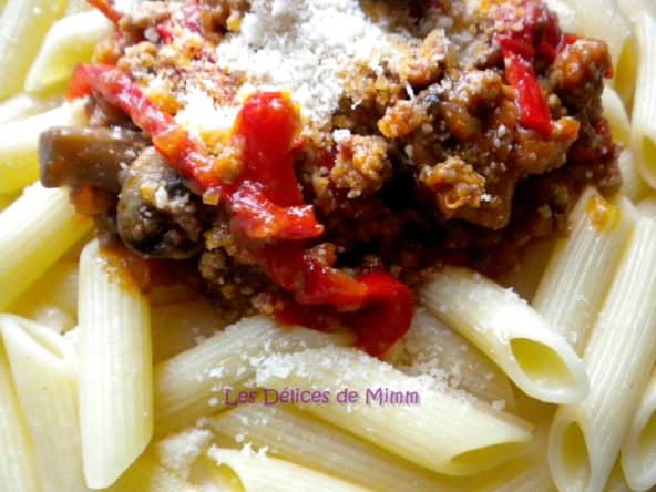 Penne sauce bolognaise aux champignons et au poivron pointu doux
