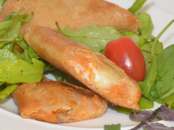 Samossas à la patate douce et au chèvre Soignon.