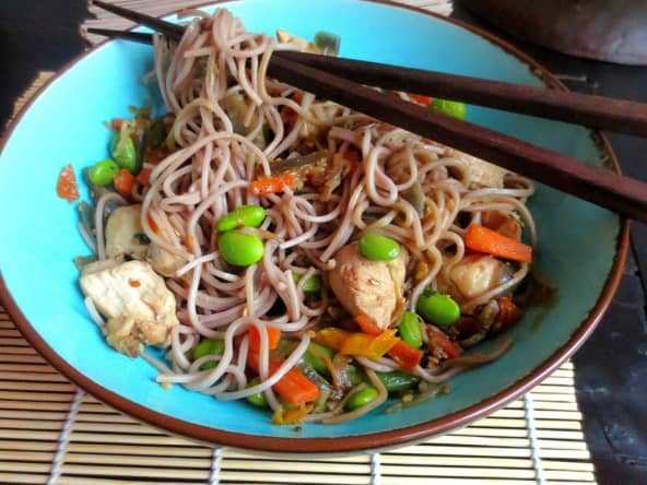 Nouilles soba au poulet mariné sauté et aux légumes au wok