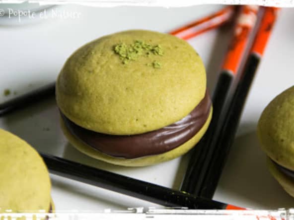 Whoopies au thé matcha fourrés chocolat et framboise