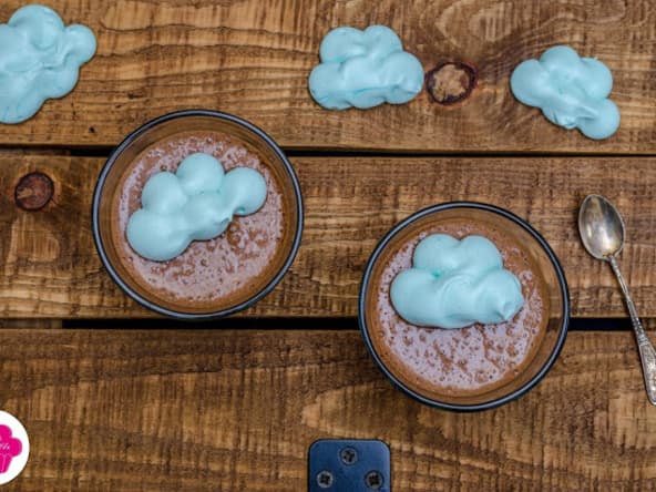 Mousse au chocolat au lait accompagnée de nuages meringués
