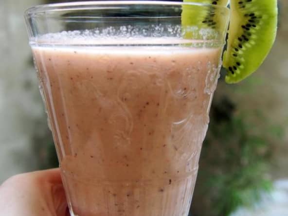 Smoothie kiwi, pomme, mangue, framboise et lait d'amande