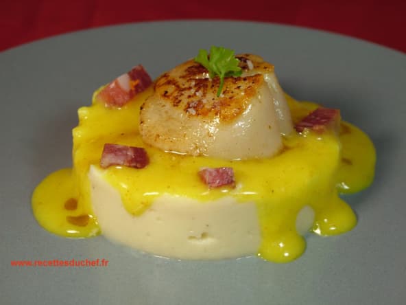 Noix de Saint Jacques au saucisson nappées d'une sauce au curcuma