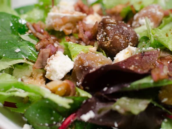 Salade à la feta, aux noix et aux marrons