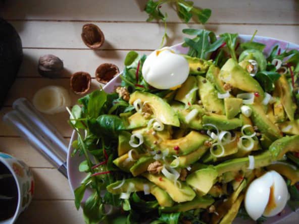 Salade d’hiver, mâche, avocats, oeufs pochés et noix