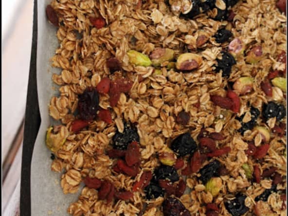 Granola maison végan et léger en gluten aux pistaches, cranberries, baies de goji et cerises séchées