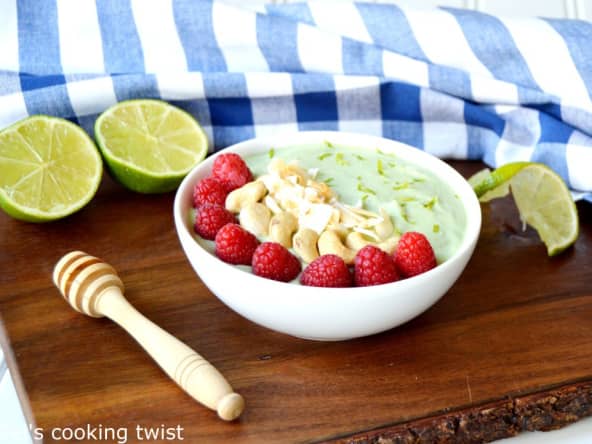 Smoothie bowl tout doux à l’avocat et noix de coco