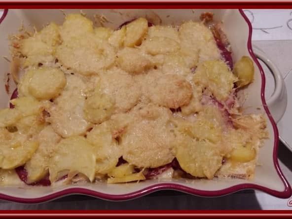 Gratin de pommes de terre bacon, jambon fumé et raclette