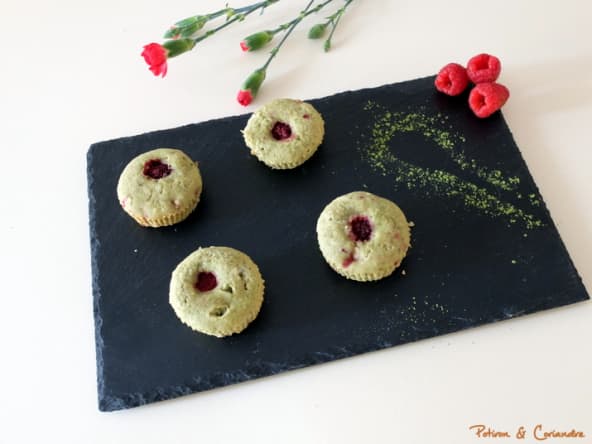 Petits gâteaux au matcha et framboises