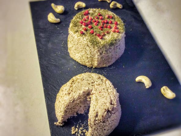 Fromage végétal frais aux baies roses et à l'aneth, rapide à faire