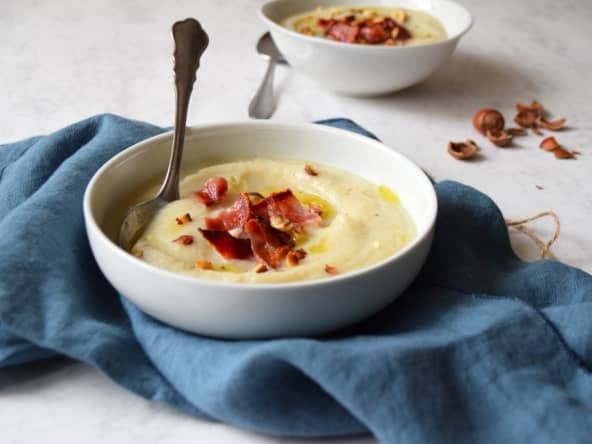 Crème de chou-fleur, chips de bacon croustillantes et huile de truffe noire pour une entrée savoureuse et raffinée