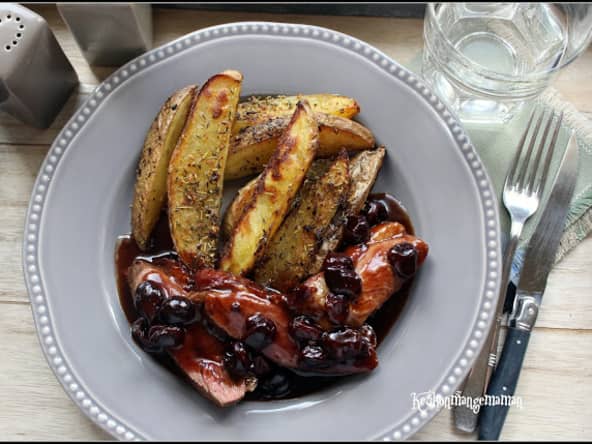 Magrets de canard aux cerises et au miel, frites maison au four croustillantes