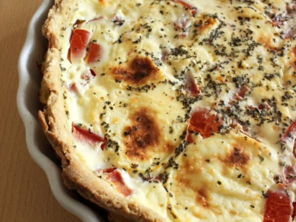 Quiche aux tomates fraîches, fromage de chèvre et basilic
