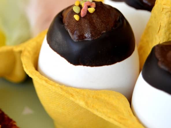 Petits oeufs de Pâques à la mousse au chocolat et mouillettes à la cannelle, un DIY à réaliser en famille