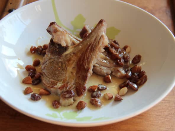 Côtelettes d’agneau sauce miel, amandes et raisins secs pour Pâques