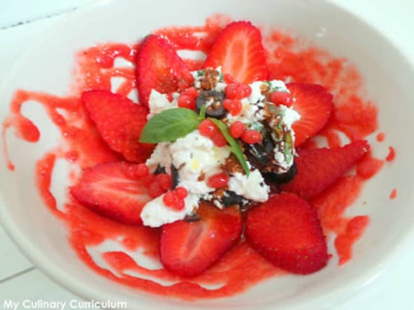 Salade de fraises, chèvre frais au basilic et olives noires et billes de fraises