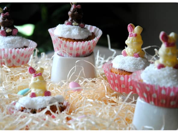 Cupcakes chocolat blanc, noix de coco et fraises de Pâques