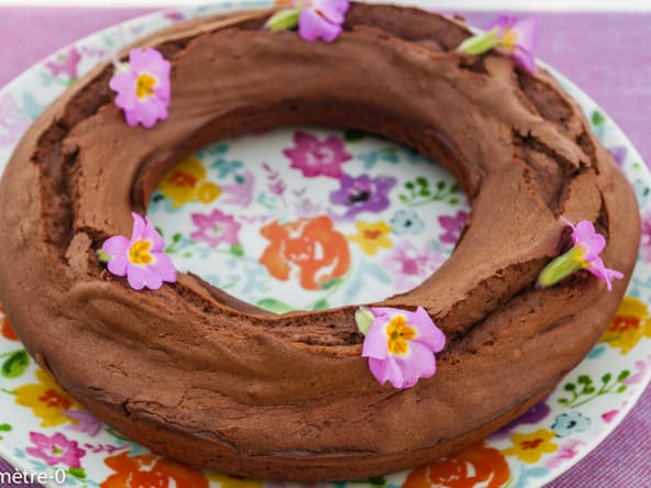 Couronne au chocolat et primevères