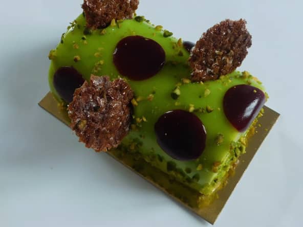 Bûche de Noël maison goût pistache et cerise