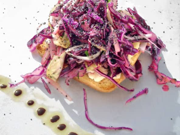 Tartine de fougasse à la ricotta, chou rouge endive et graines de pavot