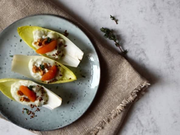 Salade d’endives, crème de gorgonzola, abricots secs, noix et thym