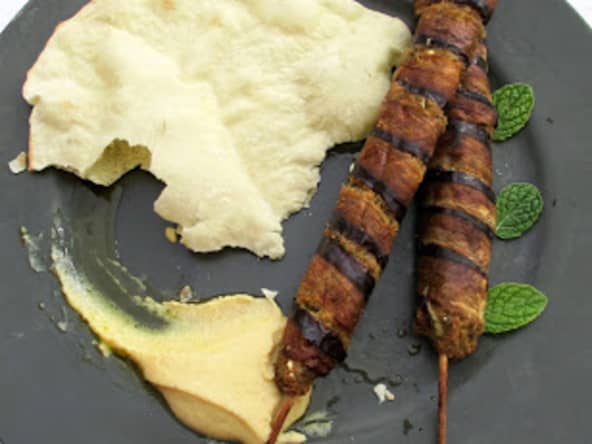 Kebbés d'aubergine revisités en brochettes et hoummous de lentilles corail