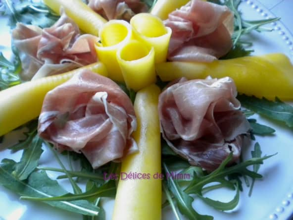 Une assiette fraîcheur mangue et jambon de Parme attendant le melon