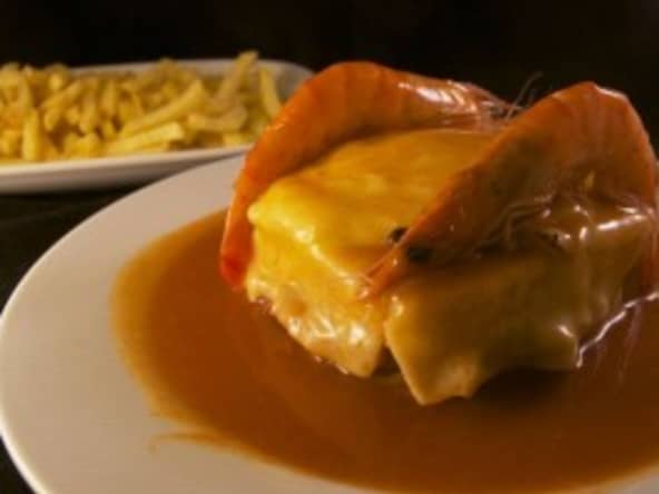 Francesinha aux crevettes et morue