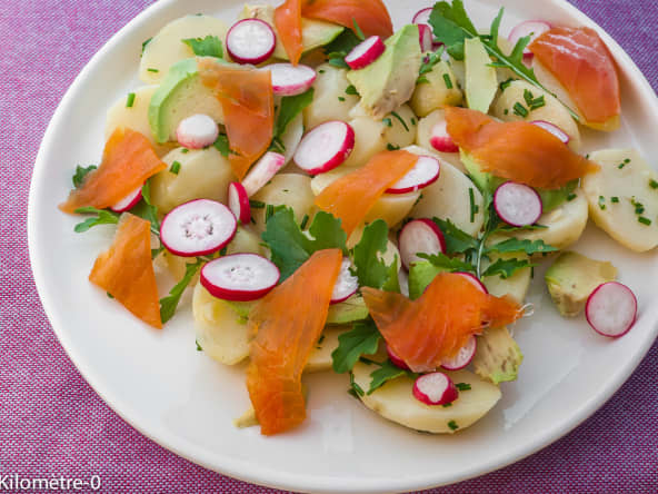 Salade de pomme de terre, avocat et truite fumée