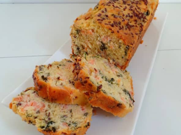 Cake au saumon fumé, graines de lin et persil