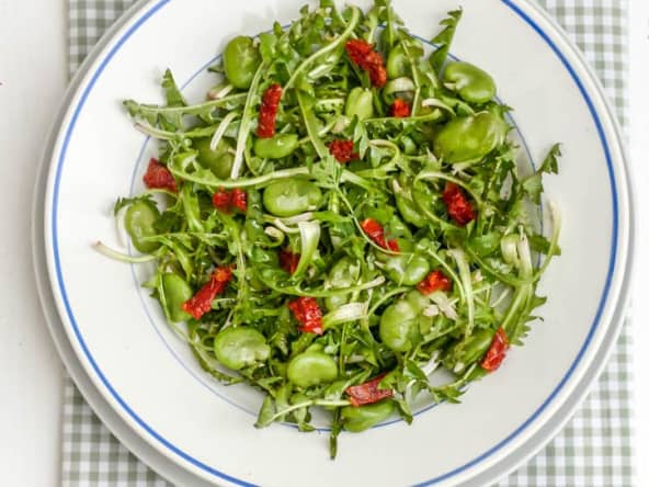 Salade printanière de pissenlits aux fèves et tomates séchées