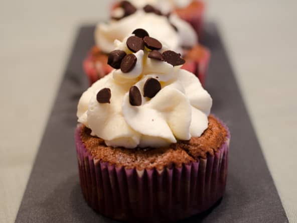 Cupcakes au chocolat, fourrés au cookie dough