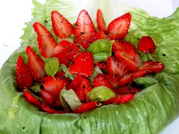 Salade salée de fraises au poivre, citron vert et basilic
