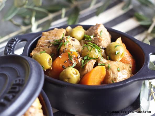 Mijoté de veau aux olives vertes, carottes, vin blanc et aromates de Provence