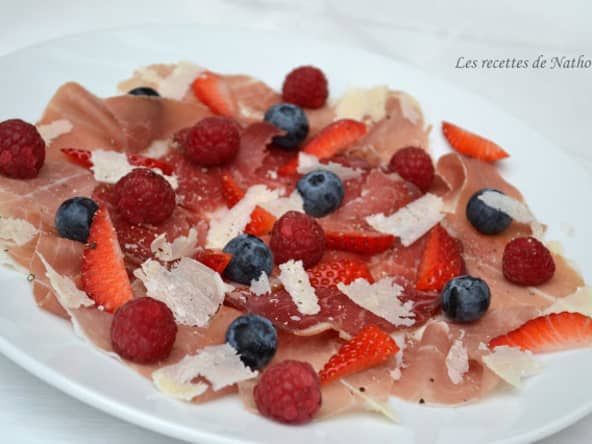 Carpaccio de jambon cru et coppa aux fruits rouges et parmesan