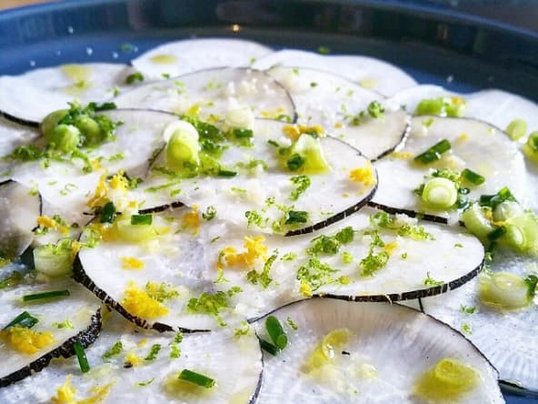 Radis noir en carpaccio, zestes d'agrumes