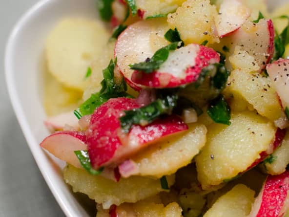 Salade de pommes de terre à l'ail des ours et aux radis
