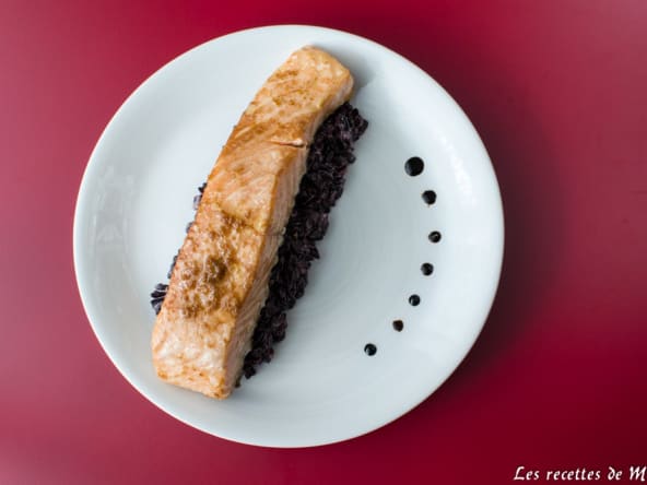 Pavé de saumon mariné accompagné de riz noir à la coco