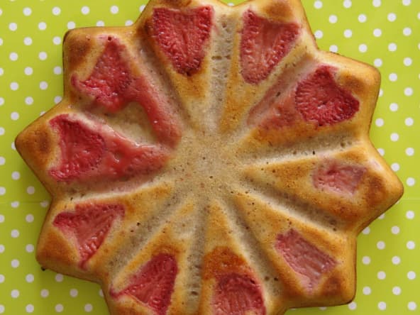 Gâteau aux fraises et noisettes (moule Flexipan étoile)